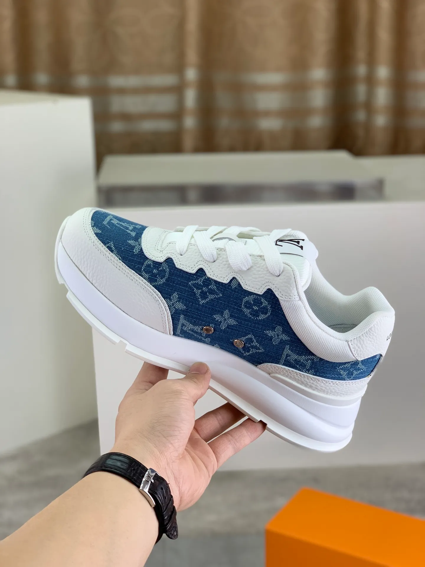 Factory price P700 💶 Top version [LOUIS VUITTON] Couple 🧑‍🤝‍🧑 Craftsman style Counter series (original order) New style 🍀LV Louis Vuitton - top version LV classic high-top trendy shoes! Made of imported original craft calfskin, original breathable lining, and original wear-resistant, lightweight, high-end TPU outsole! High quality products! 2️⃣ colors available, size: female 35-39, male 39-44 (female 40, male 45 46 customized)